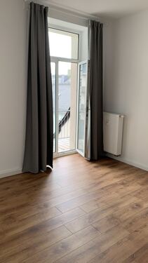 Wohnzimmer mit Ausgang zum Balkon - 