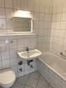 Bad mit Wanne, WC und Waschbecken - 