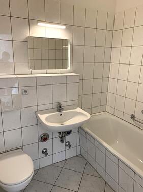 Bad mit Wanne, WC und Waschbecken - 