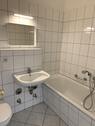 Bad mit Wanne, WC und Waschbecken - 
