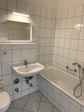 Bad mit Wanne, WC und Waschbecken - 