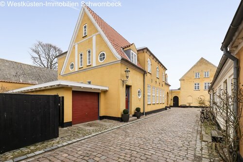 Blick von der Straße - 9 Zimmer Villa zum Kaufen in Ærøskøbing