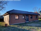 Vorderansicht - Bungalow u. Resthof, auf einem schönen Grundstück in Dorfrandlage!