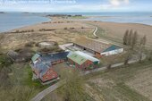 Luftbild - Landwirtschaftliches Anwesen auf Ærö, direkt an der Ostsee!