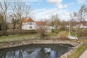 Ansicht mit Teich - Bauernhaus, Landhaus mit 361,00 m&sup2; in Ærøskøbing zum Kaufen