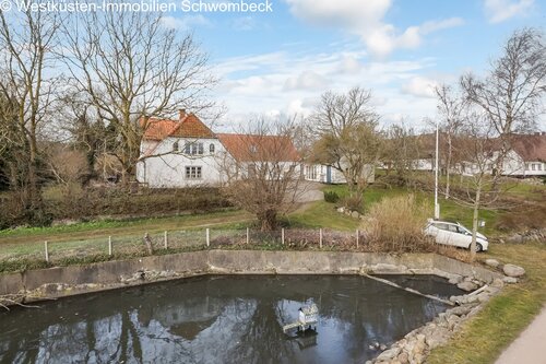 Ansicht mit Teich - Bauernhaus, Landhaus mit 361,00 m&sup2; in Ærøskøbing zum Kaufen