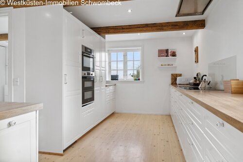 Moderne Küche mit Doppelbackofen und Balkendecke - 11 Zimmer Bauernhaus, Landhaus zum Kaufen in Svendborg