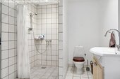 Modernes Badezimmer mit ebenerdiger Dusche und praktischer Ausstattung - 11 Zimmer Bauernhaus, Landhaus in Svendborg