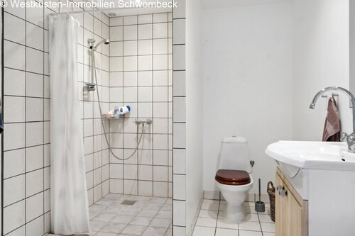 Modernes Badezimmer mit ebenerdiger Dusche und praktischer Ausstattung - 11 Zimmer Bauernhaus, Landhaus in Svendborg