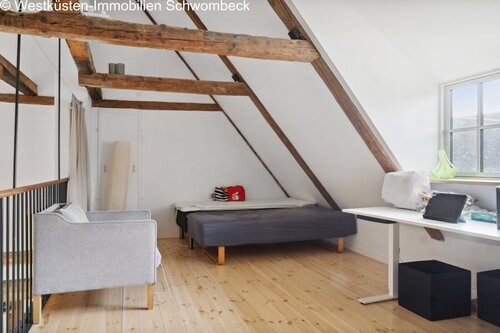 Dachgeschoss mit charaktervollen Holzbalken und vielseitiger Raumnutzung - Bauernhaus, Landhaus mit 181,00 m&sup2; in Svendborg zum Kaufen