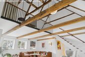 Loft-Charakter mit rustikalen Holzbalken und Mezzanin-Galerie - 