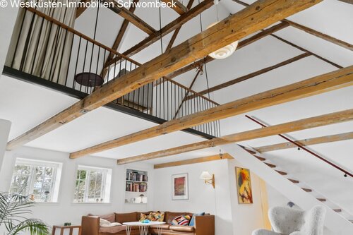 Loft-Charakter mit rustikalen Holzbalken und Mezzanin-Galerie - 