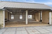 Überdachte Terrasse mit Stahlkonstruktion und großflächigen Verglasungen - 