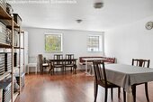 Helles Mehrzweck-Wohnzimmer mit großflächigen Fenstern und flexibler Raumnutzung - 