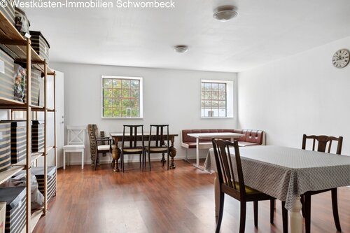 Helles Mehrzweck-Wohnzimmer mit großflächigen Fenstern und flexibler Raumnutzung - 