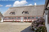 Authentisches Fachwerkhaus mit charaktervollem Reetdach und großflächigen Fensterfront - 