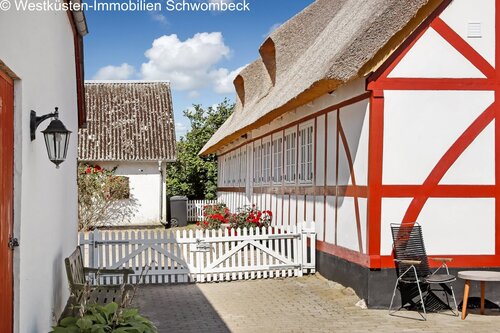 Charmanter Innenhof mit authentischem Fachwerkcharakter und Reetdachkonstruktion - 