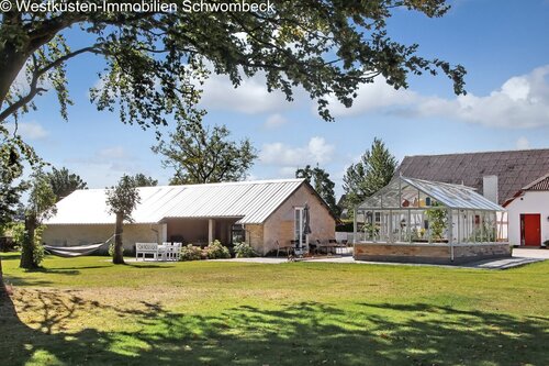 Modernes Wintergarten-Ensemble mit großflächiger Verglasung und Natursteinterrasse - 