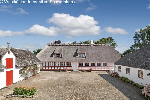 Authentisches Fachwerkensemble mit charaktervollem Reetdach und gepflastertem Innenhof - 