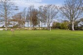 Parkähnliches Grundstück mit altem Baumbestand und freier Landschaftsaussicht - 