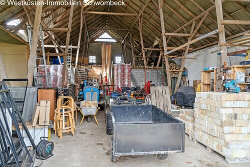 Funktionale Lagerhalle mit massiver Holzbalkendecke und vielseitigen Lagermöglichkeiten - 