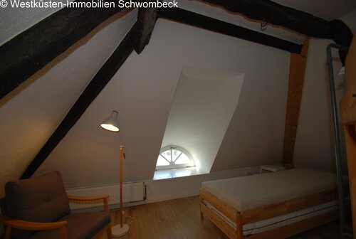 Dachgeschoss-Schlafzimmer mit Spitzbogenfenster und Balkenwerk - 