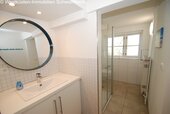 Modernes Badezimmer mit separater Duschkabine und praktischem Waschtischbereich - 