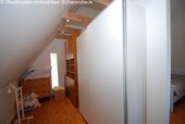 Dachgeschoss-Ankleidebereich mit maßgefertigtem Schranksystem und Spiegeltüren - 