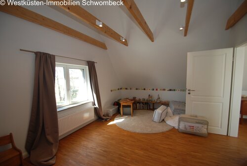 Helles Kinderzimmer mit Dachbalken und flexibler Raumaufteilung - 