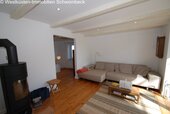 Wohnbereich mit Deckenbalken und Kaminofen - Bauernhaus, Landhaus mit 120,00 m&sup2; in Nordermeldorf zum Kaufen