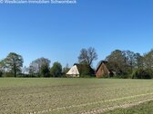 Idyllische Lage mit weitläufigem Grundstück und Nebengebäuden - 