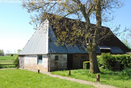 Authentisches Scheune mit Blechdach und massiver Backsteinarchitektur - 