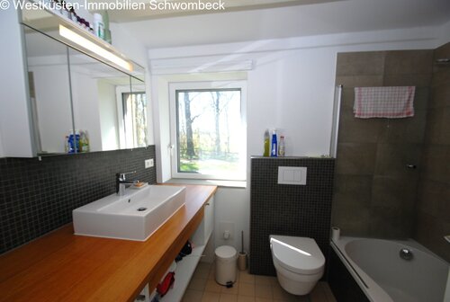 Modernes Badezimmer mit Wanne und großem Waschtisch - 