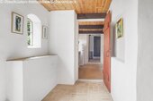 Charmanter Eingangsbereich mit Arkadenfenster und rustikaler Holzbalkendecke - 