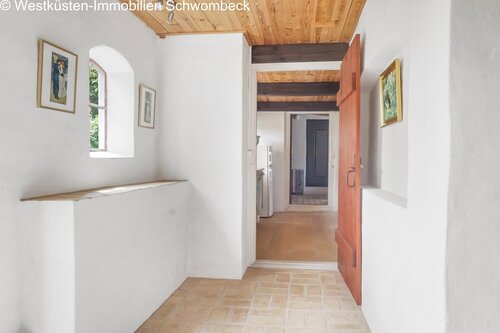 Charmanter Eingangsbereich mit Arkadenfenster und rustikaler Holzbalkendecke - 