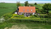 Malerisches Landhaus in idyllischer Lage mit Blick auf Grünland und Förde - 7 Zimmer Bauernhaus, Landhaus zum Kaufen in Søby Ærø