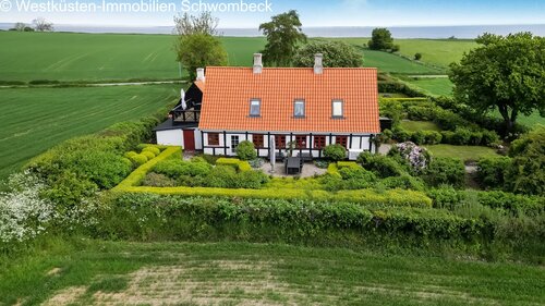 Malerisches Landhaus in idyllischer Lage mit Blick auf Grünland und Förde - 7 Zimmer Bauernhaus, Landhaus zum Kaufen in Søby Ærø