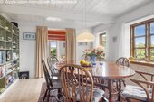 Elegantes Esszimmer mit optimaler Lichtzuführung - 