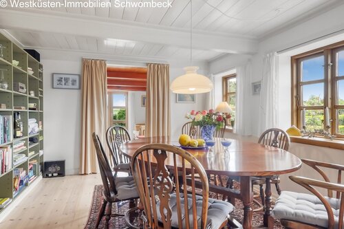 Elegantes Esszimmer mit optimaler Lichtzuführung - 