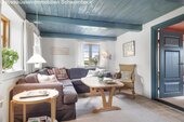 Wohnzimmer mit charaktervoller Balkendecke und harmonischer Raumgestaltung - 