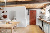 Offene Küche mit Speisekammer und praktischer Arbeitsfläche - 