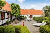 Terrassenhof mit gepflastertem Außenbereich und direktem Gartenzugang - 