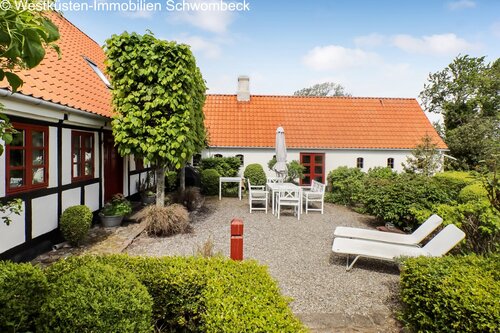 Terrassenhof mit gepflastertem Außenbereich und direktem Gartenzugang - 