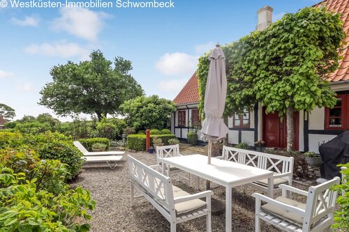 Verwöhnter Außenbereich mit gepflastertem Hof und schattenspendender Pergola - 