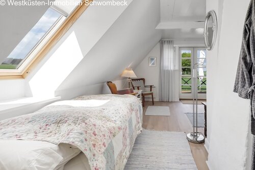 Helles Dachgeschoss-Schlafzimmer mit Dachfenster und Terrassenzugang - 