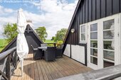 Loggia mit Holzbelag und direktem Landblick - 