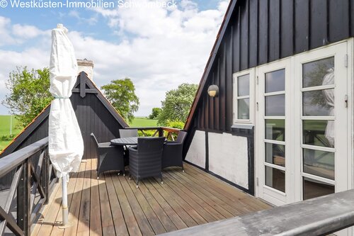 Loggia mit Holzbelag und direktem Landblick - 