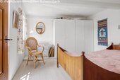 Helles Schlafzimmer mit Einbauschränken und optimaler Stauraum-Lösung - 