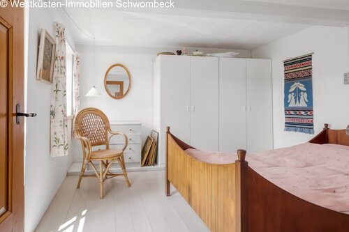 Helles Schlafzimmer mit Einbauschränken und optimaler Stauraum-Lösung - 