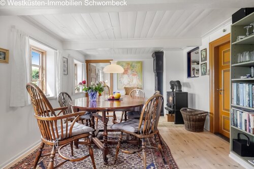 Speisezimmer mit Kaminofen und offener Verbindung zu Wohnbereich und Küche - 